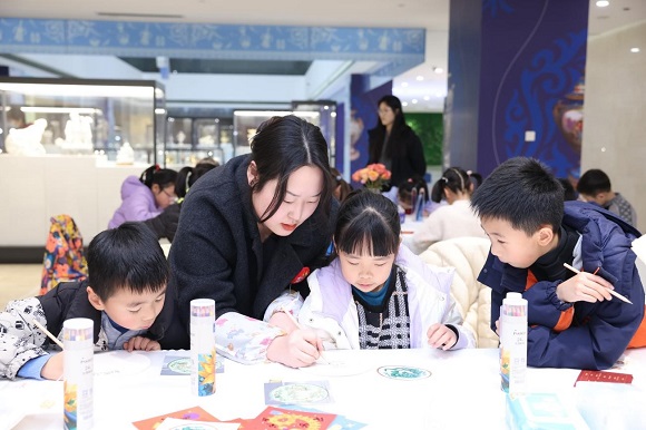 “藝器童行”過龘年 來看歐洲瓷器上的龍紋